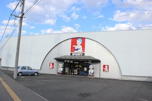 国道18号線・上高田交差点にある駐車場が完備された店舗