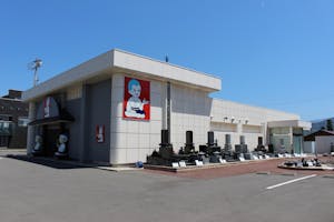 県道77号線沿いにある駐車場が完備された店舗