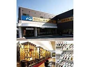下津交差点角にある店舗外観と金仏壇や数珠が展示された店内