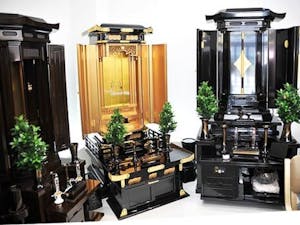人気のある家具調仏壇も多数展示しています