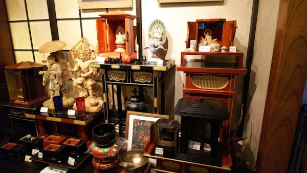 小さなお仏壇や厨子を多数展示