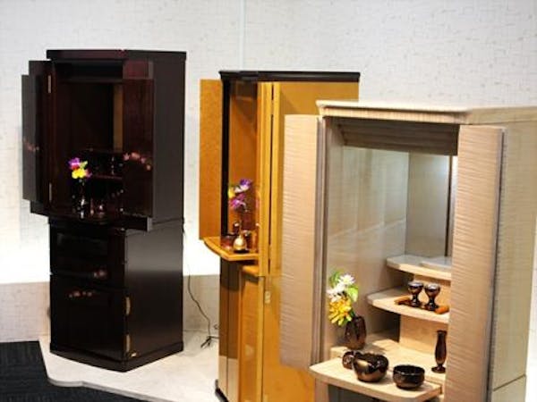 和室に似合う伝統的な唐木仏壇の展示コーナー