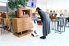 お仏壇店では初めてのロボット接客を導入