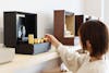 女性が仏具を選んでいる風景