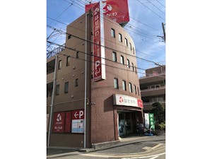 綱島街道沿い、日吉駅と元住吉駅の間、矢上川のそばにあります。