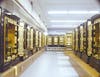 広々としたスペースにゆったりと展示された大型の金仏壇