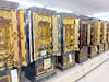 ゆったりと展示された伝統的な金仏壇
