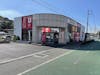 国道10号線曽根バイパス沿いにある駐車場が完備された店舗です。